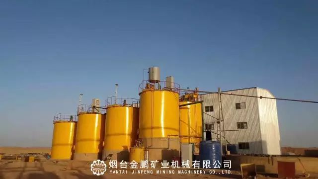 熊德明电话自动灰料包蛋机_香菇料木屑机总是往外蹦圆木_给料机